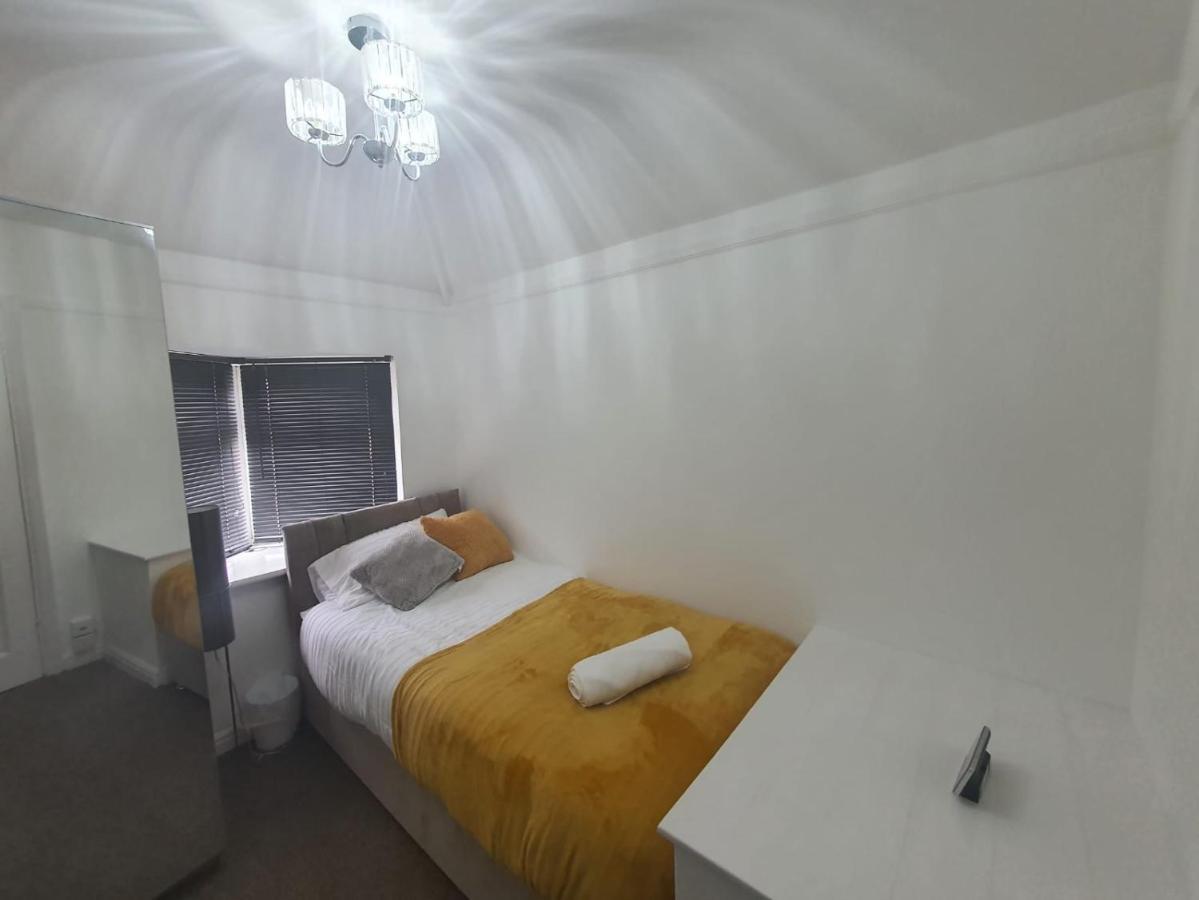 Stylish And Homey 3 Bedroom House With Free Parking & Wi-Fi Minworth 외부 사진