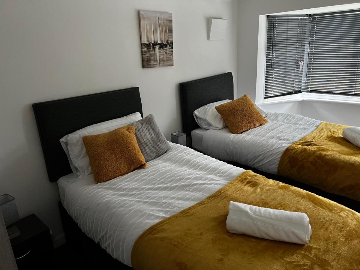 Stylish And Homey 3 Bedroom House With Free Parking & Wi-Fi Minworth 외부 사진